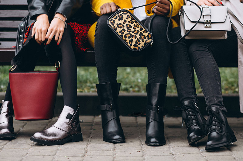 عکس از پای سه دختر در پارک که کفش های آنها بیش از همه مشخص است برای انواع کفش زنانه