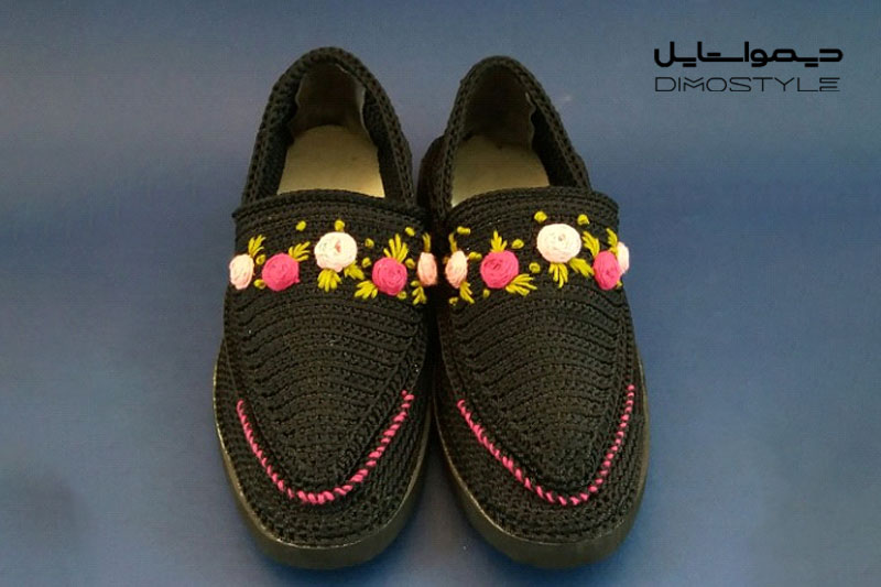 کفش گیوه دخترانه که یکی از انواع کفش زنانه است با پشت زمینه ابی و لوگوی سیاه