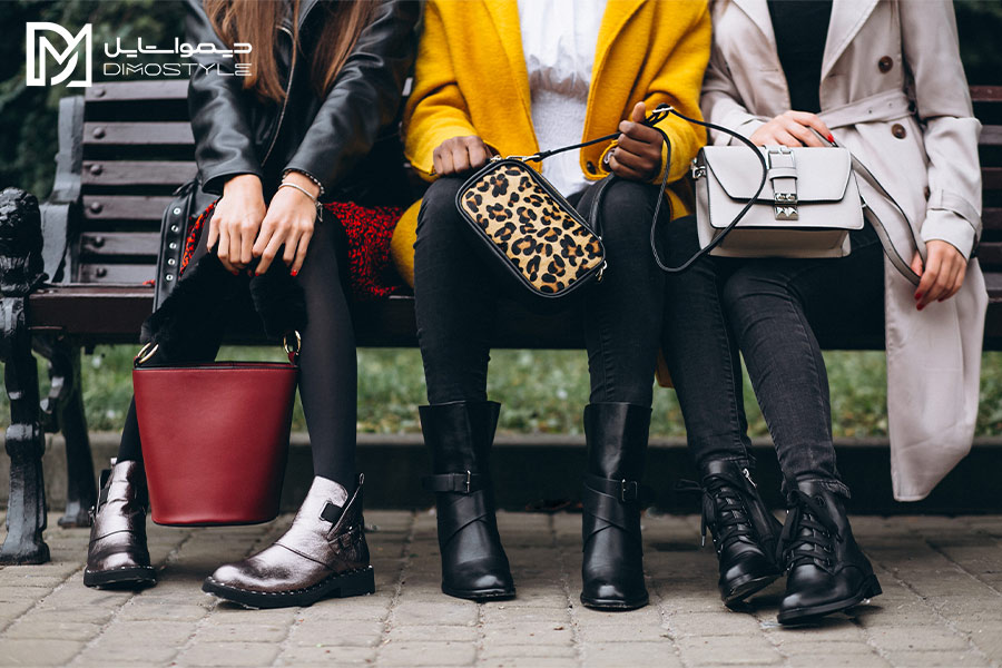 چهار خانم نشسته روی نمیکت پارک با  کفش چرم استاندارد